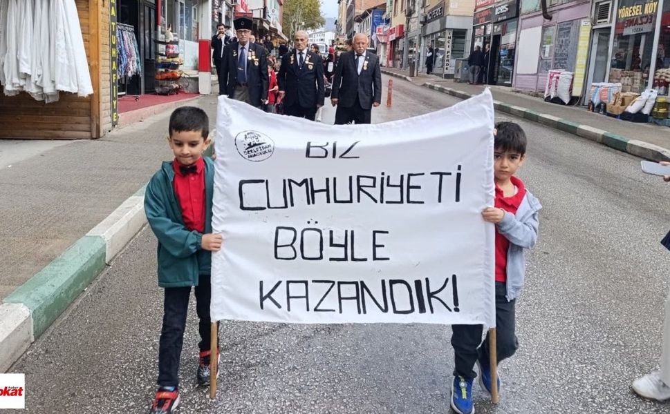 Niksar'da Minikler ve Gaziler Görkemli Cumhuriyet Yürüyüşü Düzenledi
