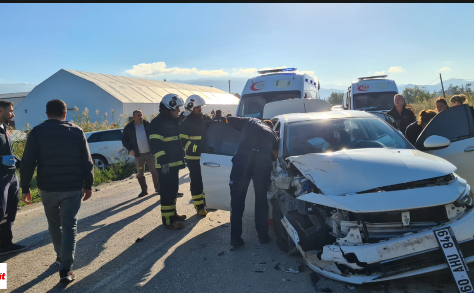 Niksar'da Üç Araç Zincirleme Kazaya Karıştı Çok Sayıda Yaralı Var