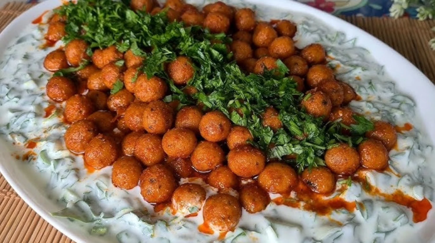 Üzerinde Bulgur Köfte Yoğurtlu Biber Tokathaber