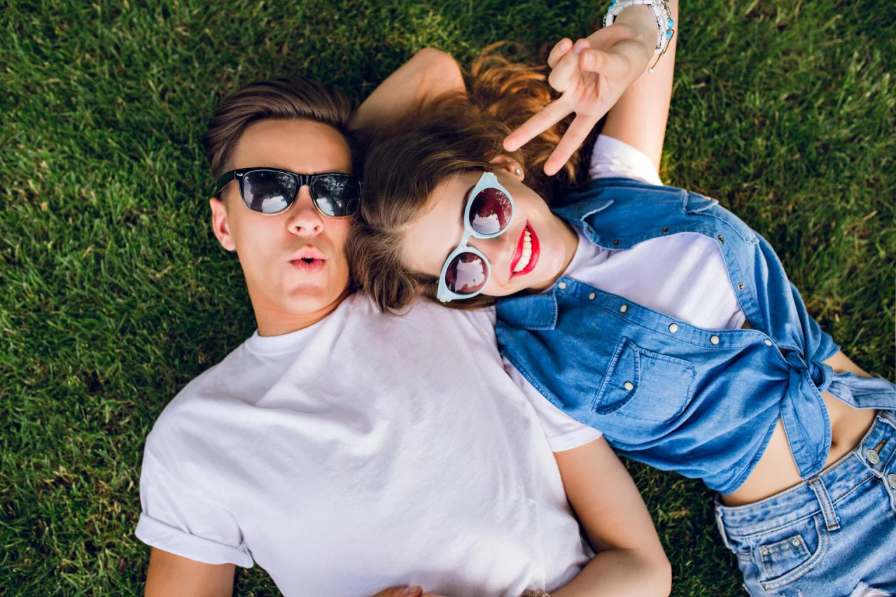 Young Couple Sunglasses Is Lying Grass Park Girl With Long Curly Hair Is Lying Shoulder Handsome Guy White T Shirt They Aping Camera View From Tokat Haber