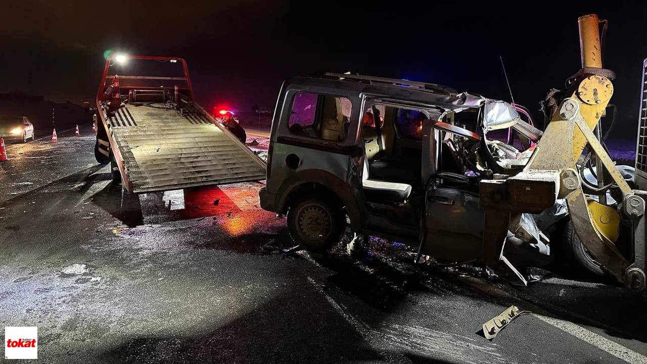 Hafif Ticari Araç Iş Makinesine Çarptı2