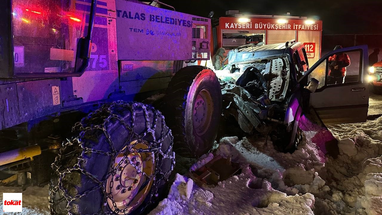 Hafif Ticari Araç Iş Makinesine Çarptı3