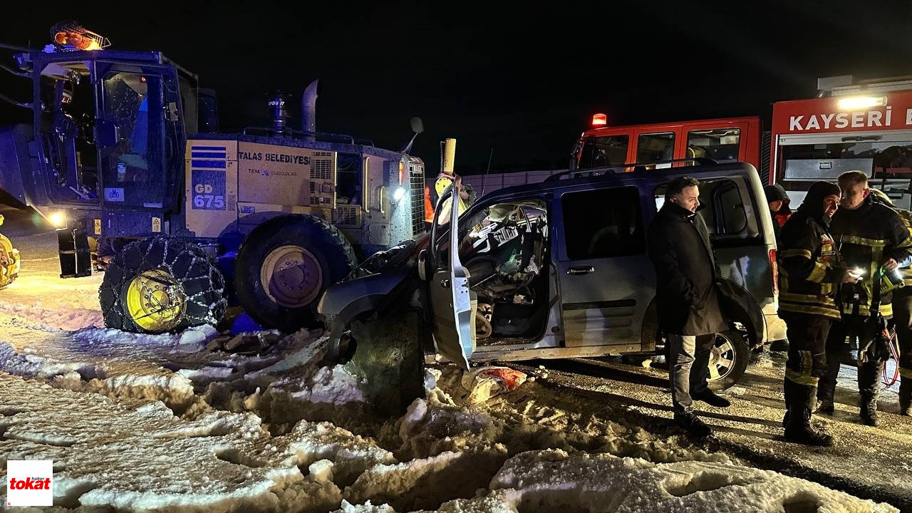 Hafif Ticari Araç Iş Makinesine Çarptı5