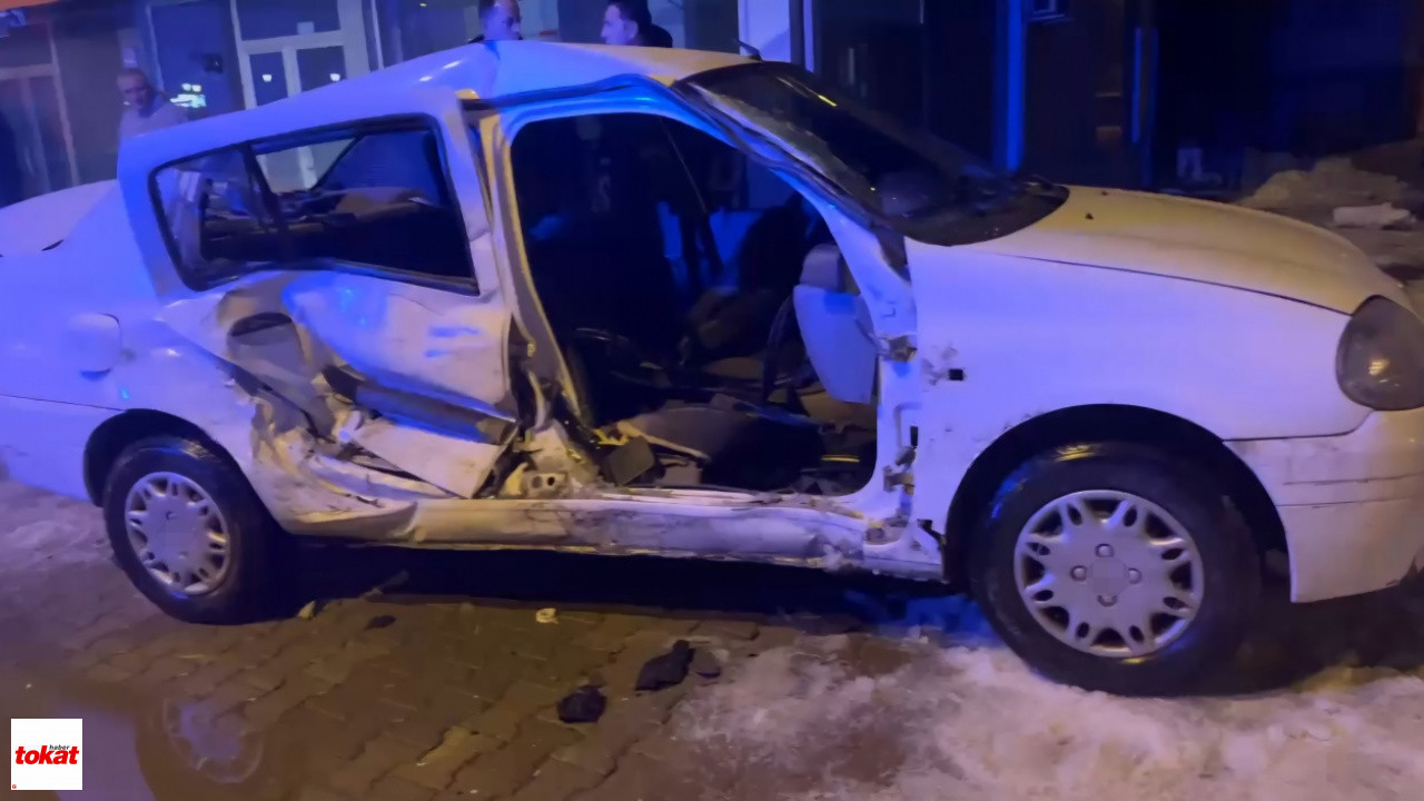 Hasta Taşıyan Ambulans Ile Otomobil Çarpıştı