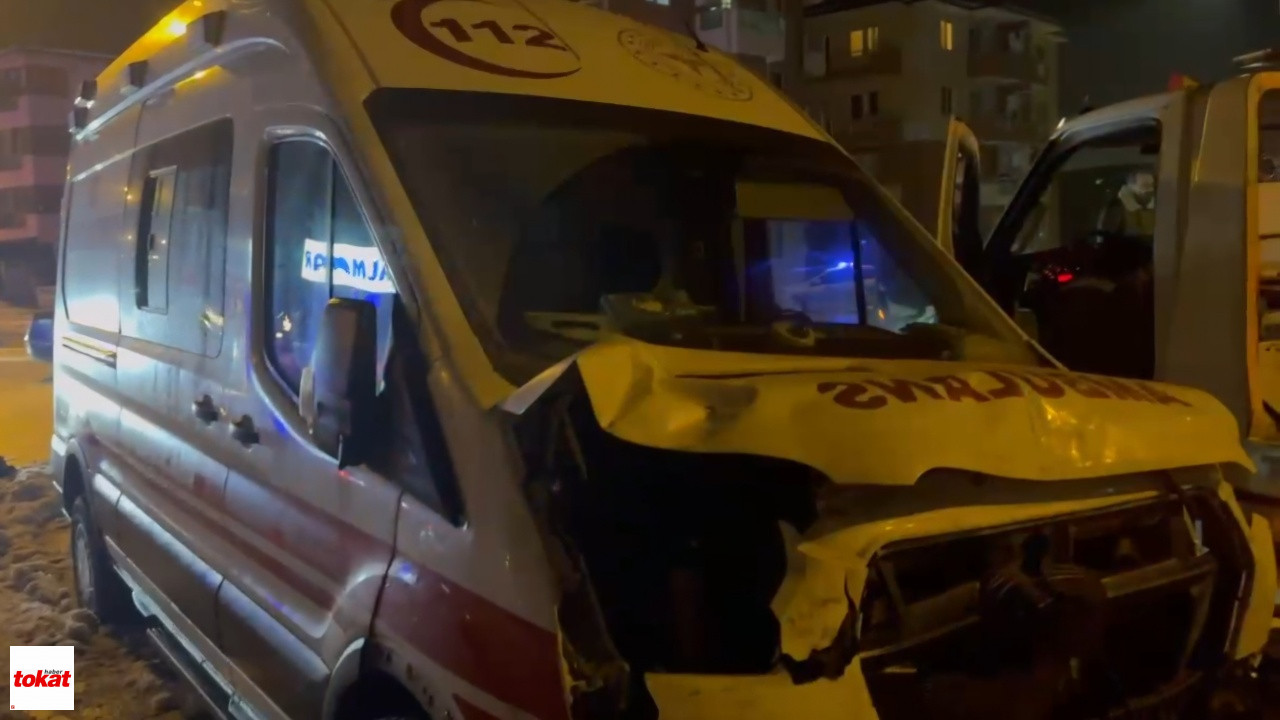 Hasta Taşıyan Ambulans Ile Otomobil Çarpıştı1