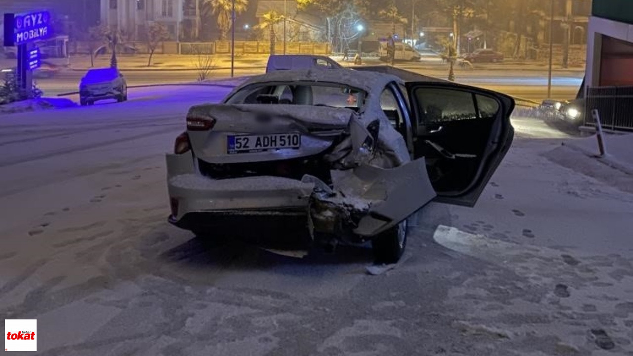 Kayan Otomobil Önündeki Otomobile Çarptı
