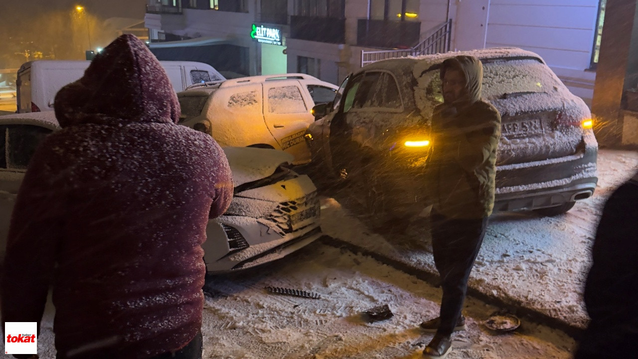 Kayan Otomobil Önündeki Otomobile Çarptı2