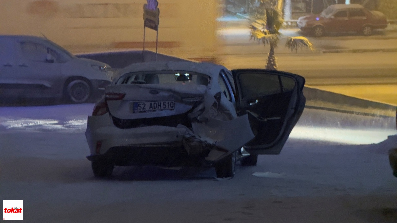 Kayan Otomobil Önündeki Otomobile Çarptı3