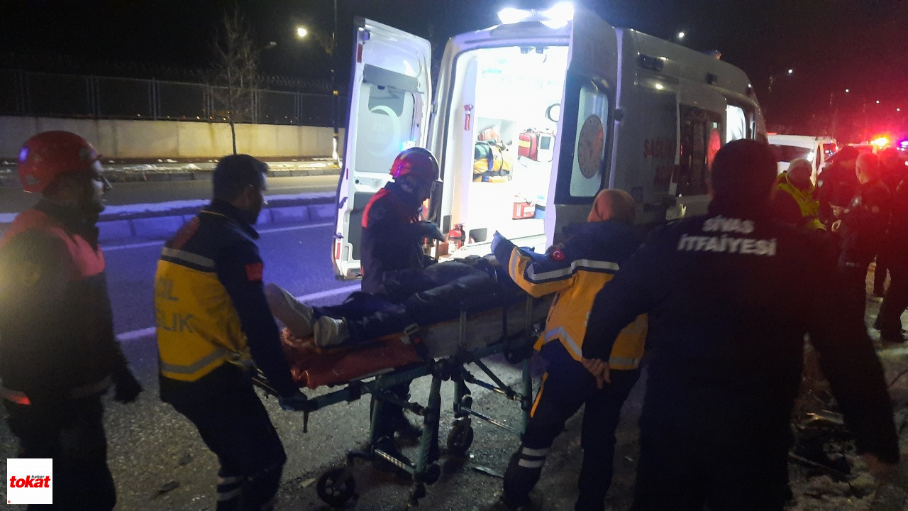Minibüs Otomobile Çarptı