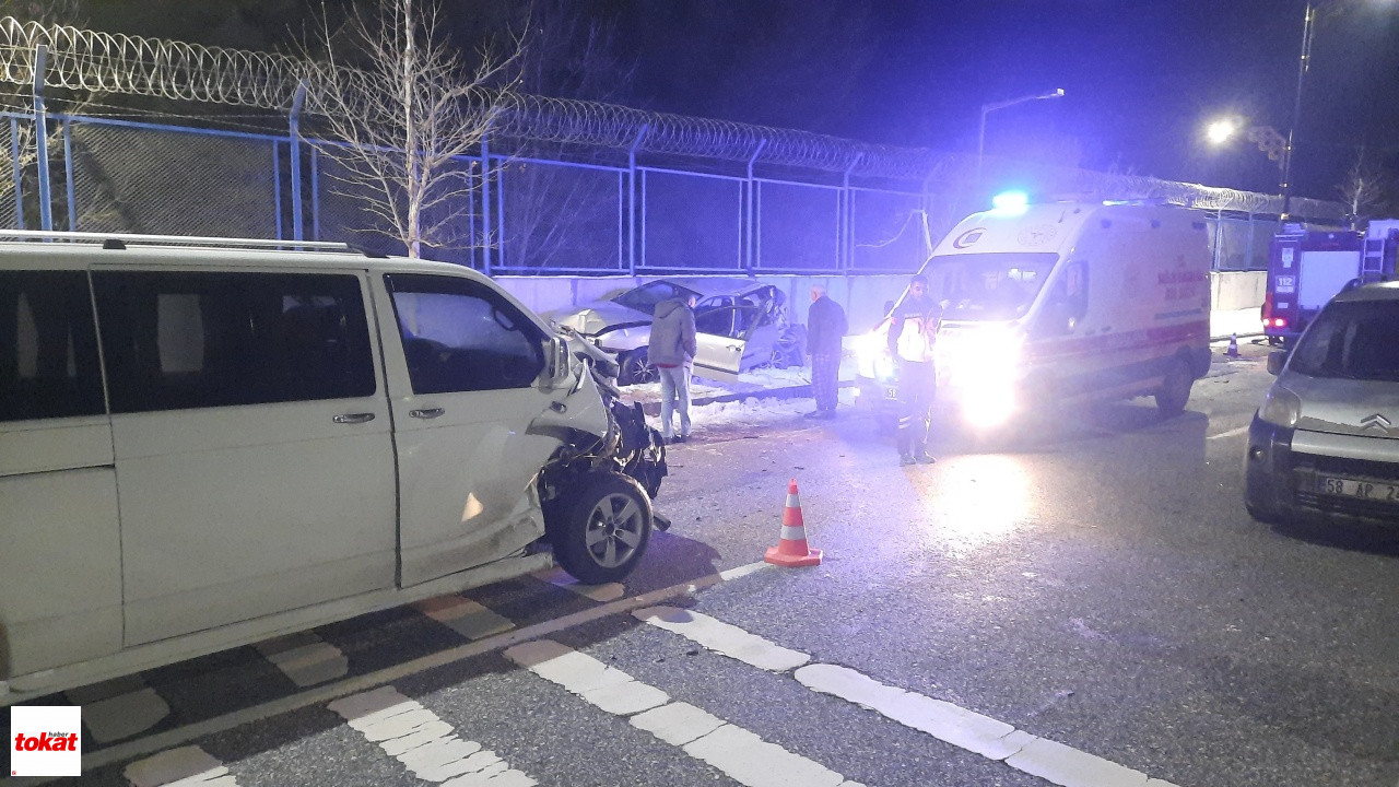 Minibüs Otomobile Çarptı3