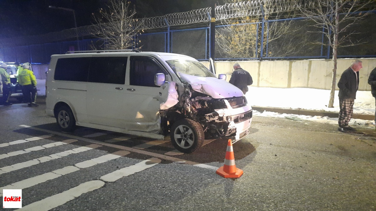 Minibüs Otomobile Çarptı4