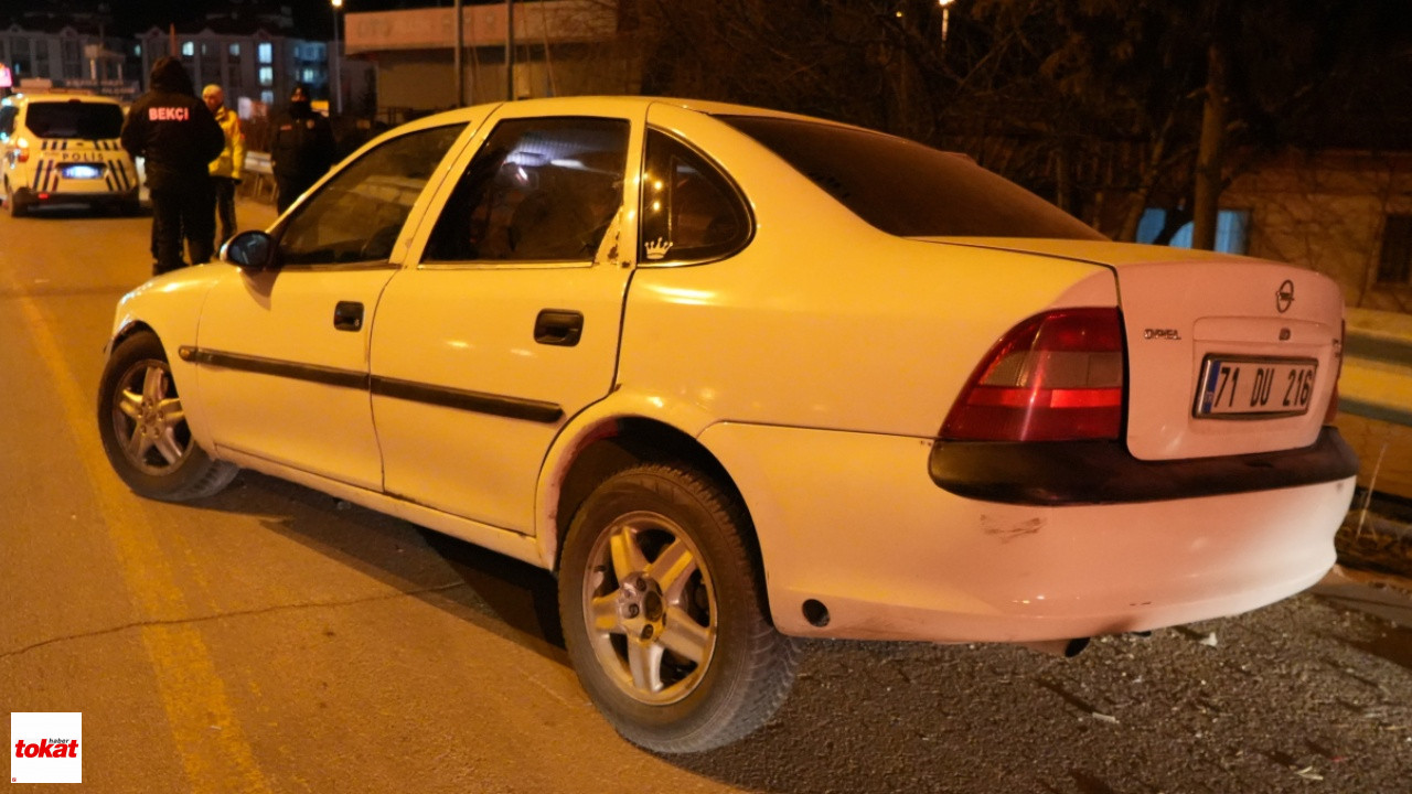Otomobil Bariyerlere Çarptı1