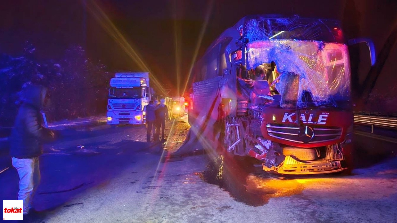 Otoyolda Yolcu Otobüsü Tıra Çarptı 6 Yaralı2
