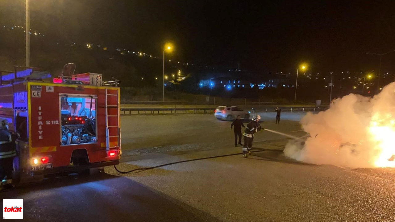 Seyir Halindeyken Yanmaya Başlayan Otomobil Alevlere Teslim Oldu1
