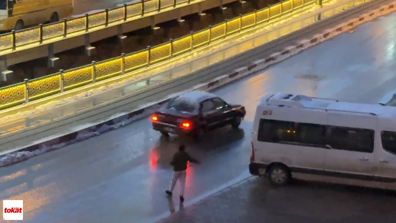 Tokat’ta Çocuklar Yoldan Geçen Araçlara Kar Topu Attı1