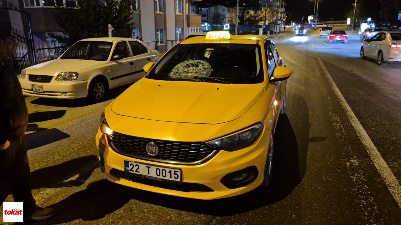 Yolu Karşısına Geçmeye Çalışan Adama Ticari Taksi Böyle Çarptı1