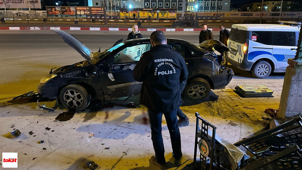 Araç Önce Kaldırıma, Sonra Duvara Çarptı 1 Ölü, 1 Yaralı