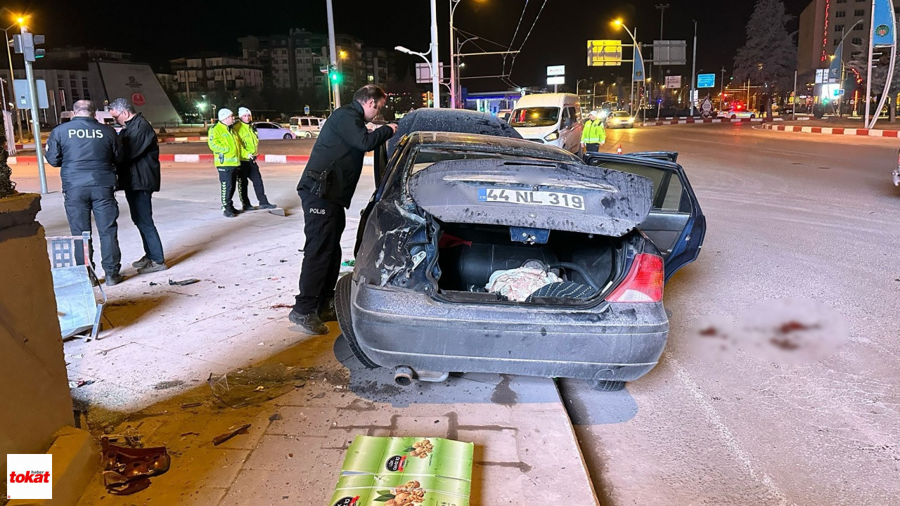 Araç Önce Kaldırıma, Sonra Duvara Çarptı 1 Ölü, 1 Yaralı2