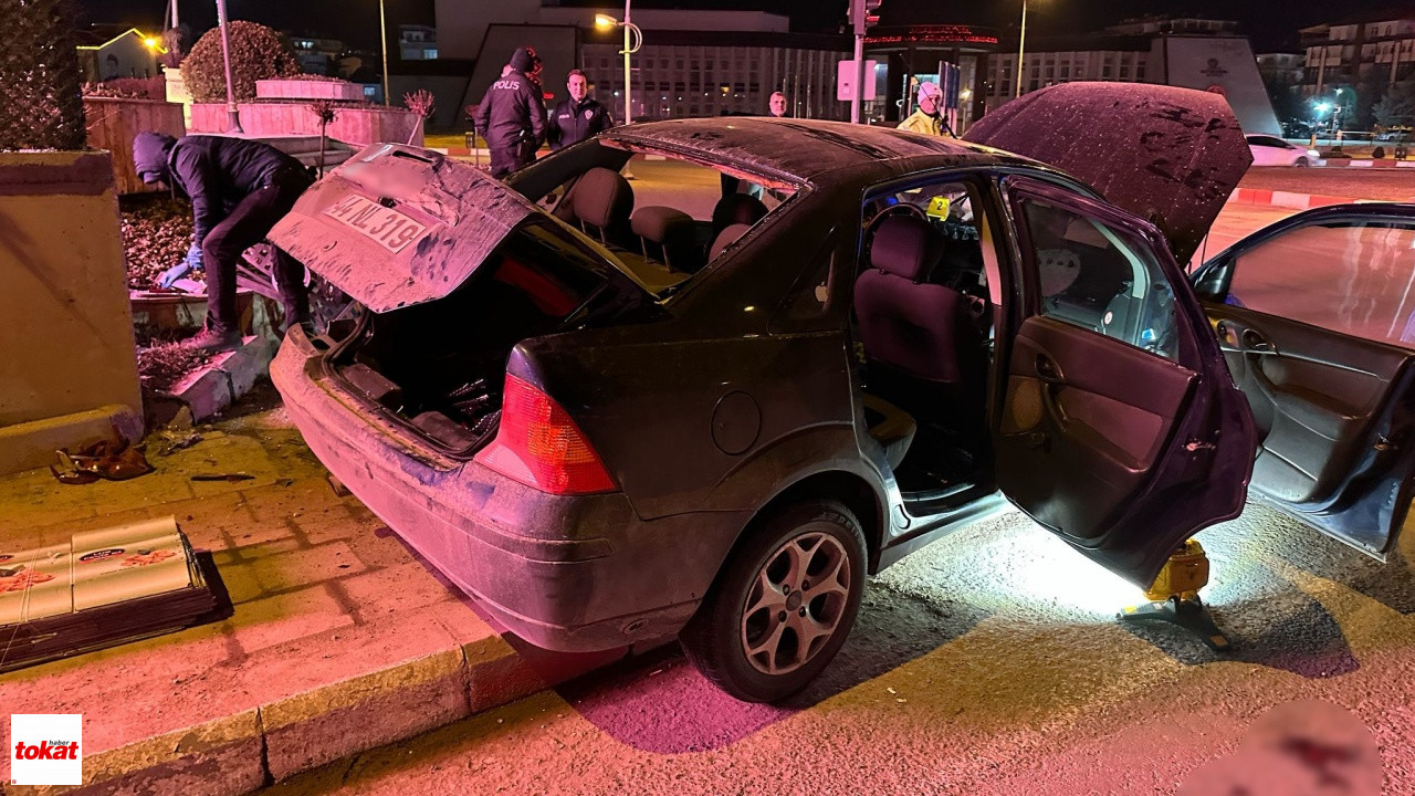 Araç Önce Kaldırıma, Sonra Duvara Çarptı 1 Ölü, 1 Yaralı4