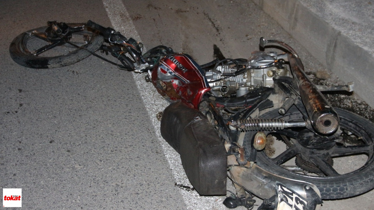 Hafif Ticari Araçla Çarpışan Motosiklet Parçalandı