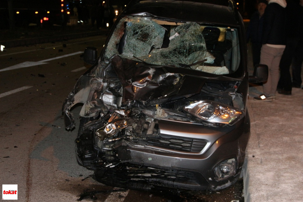 Hafif Ticari Araçla Çarpışan Motosiklet Parçalandı1