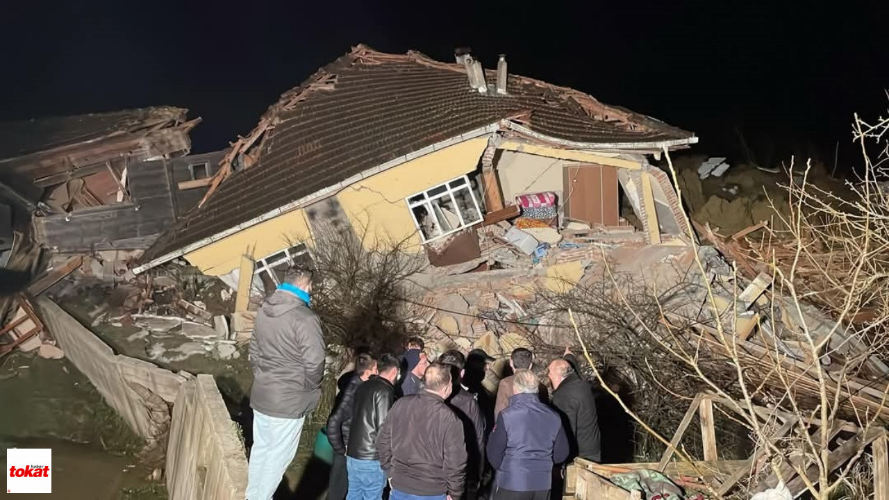 Heyelan Oldu 3 Ev Yıkıldı, Göçük Altındaki Aile Kurtarıldı