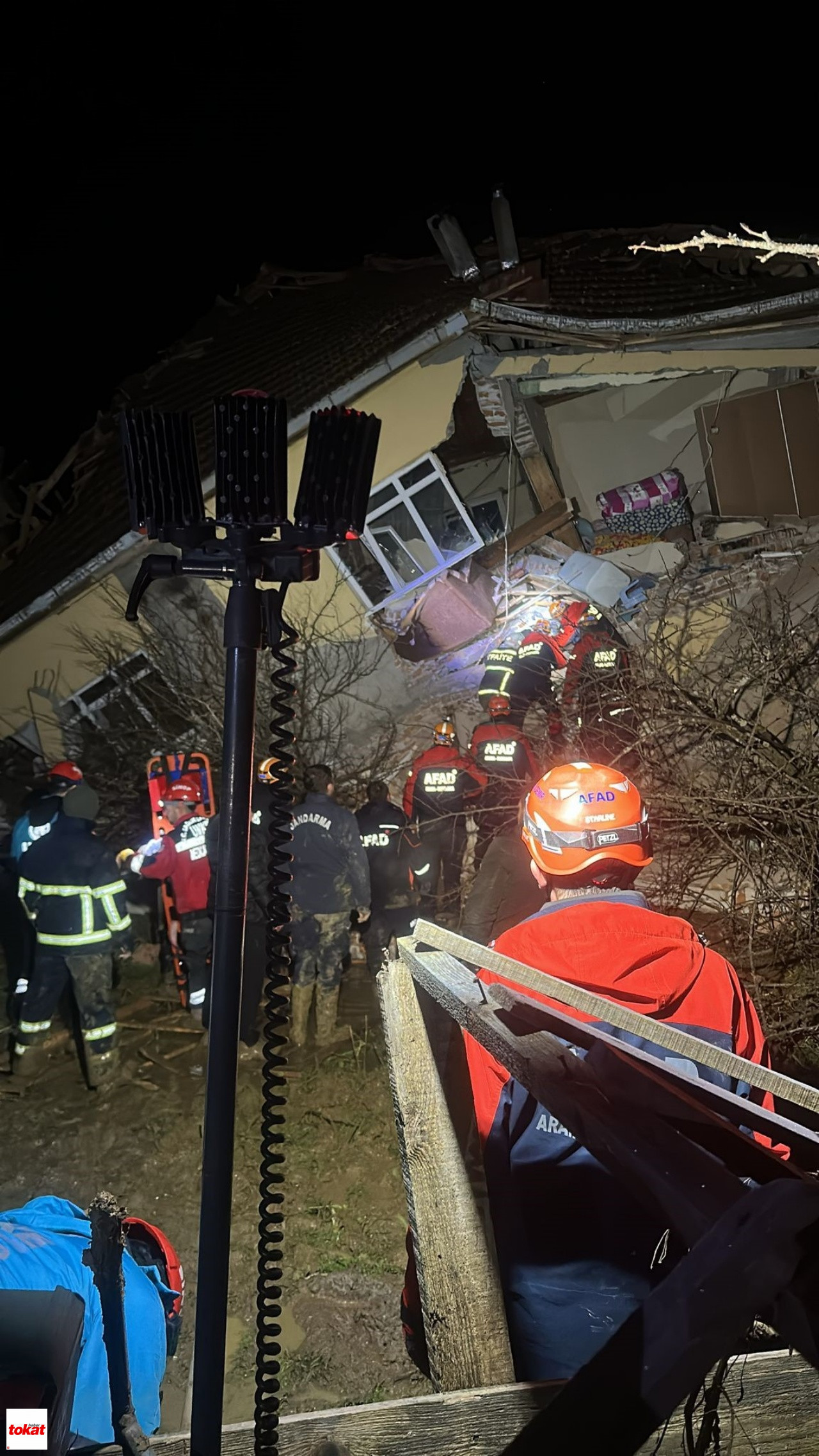 Heyelan Oldu 3 Ev Yıkıldı, Göçük Altındaki Aile Kurtarıldı2