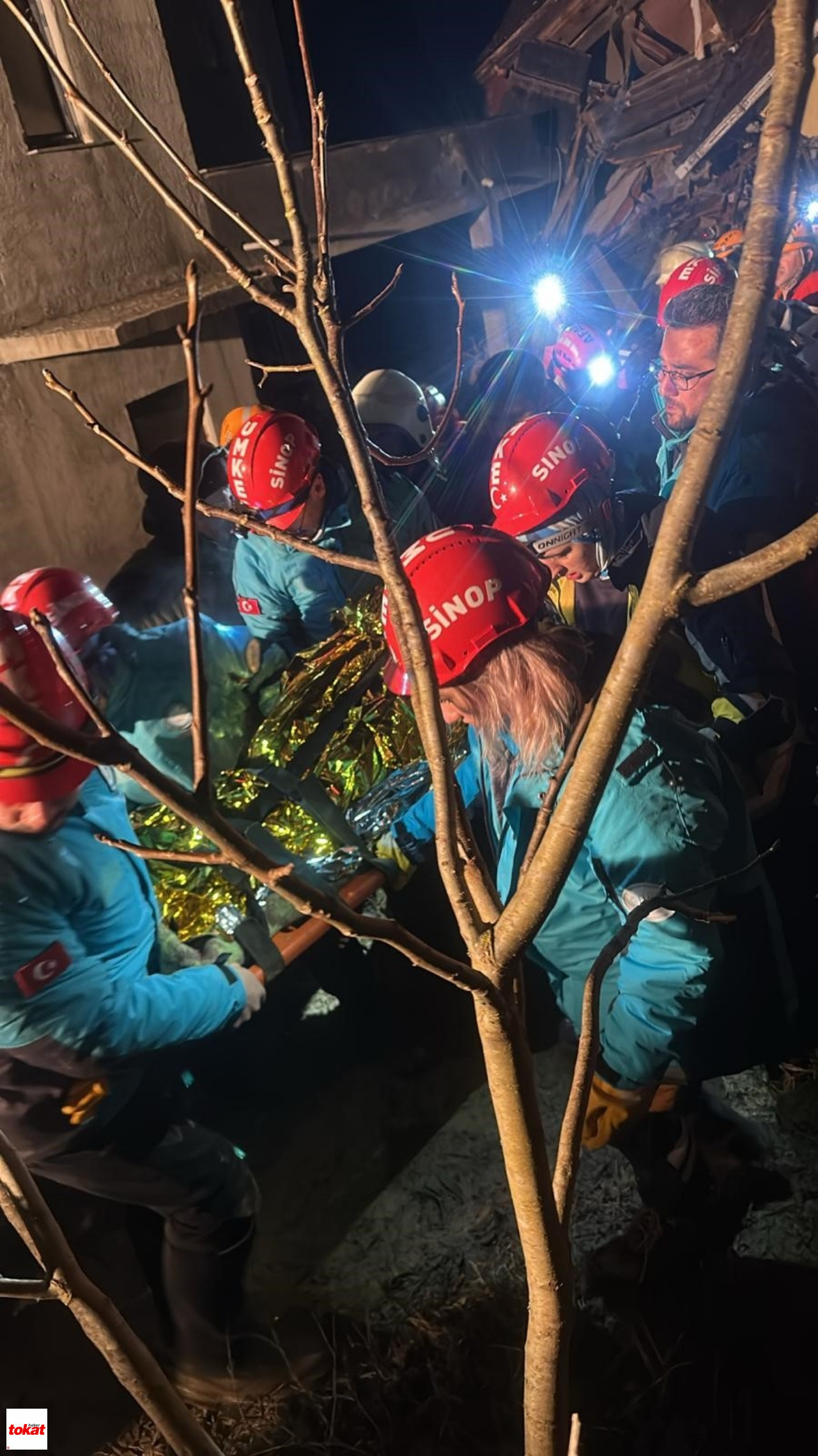 Heyelan Oldu 3 Ev Yıkıldı, Göçük Altındaki Aile Kurtarıldı3