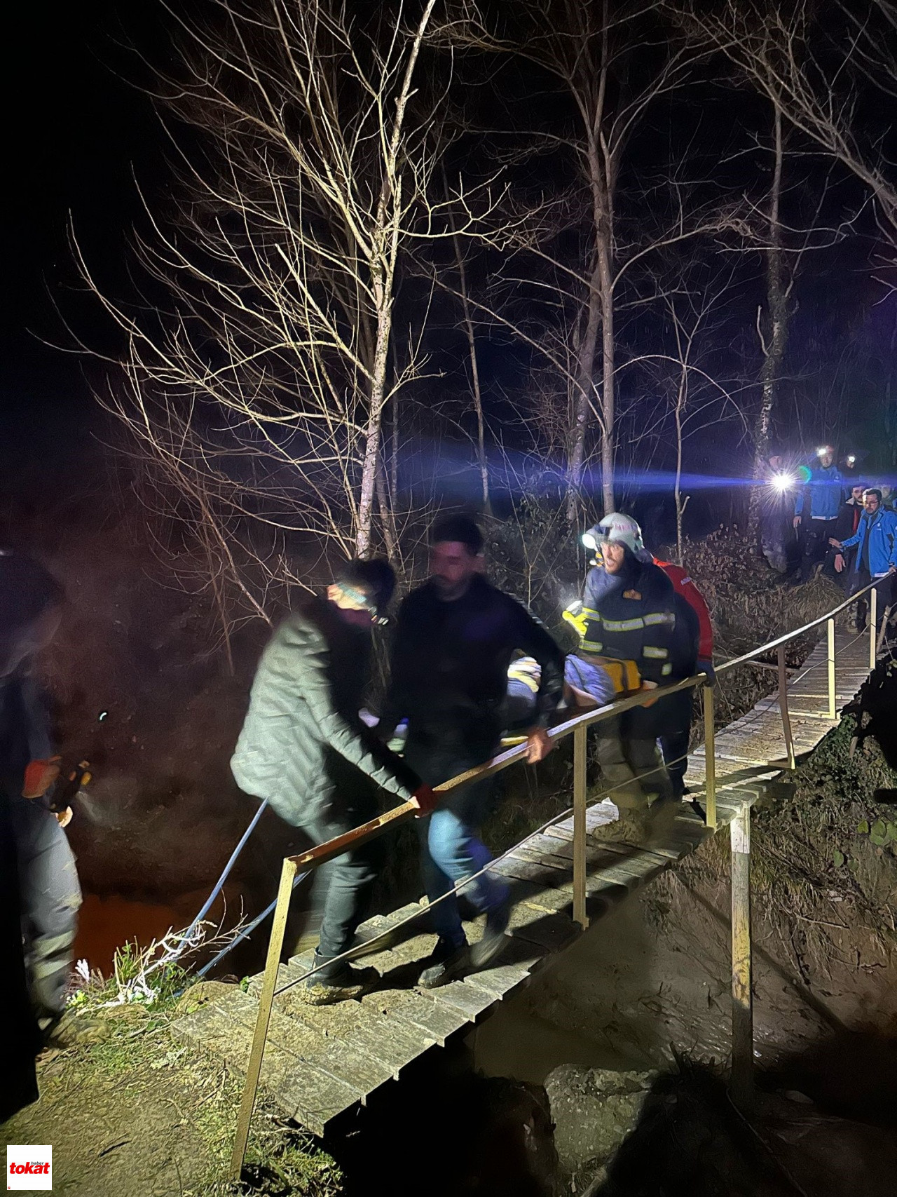 Heyelan Oldu 3 Ev Yıkıldı, Göçük Altındaki Aile Kurtarıldı4
