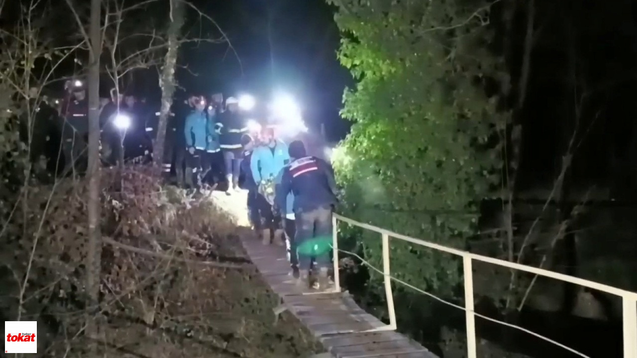 Heyelan Oldu 3 Ev Yıkıldı, Göçük Altındaki Aile Kurtarıldı7