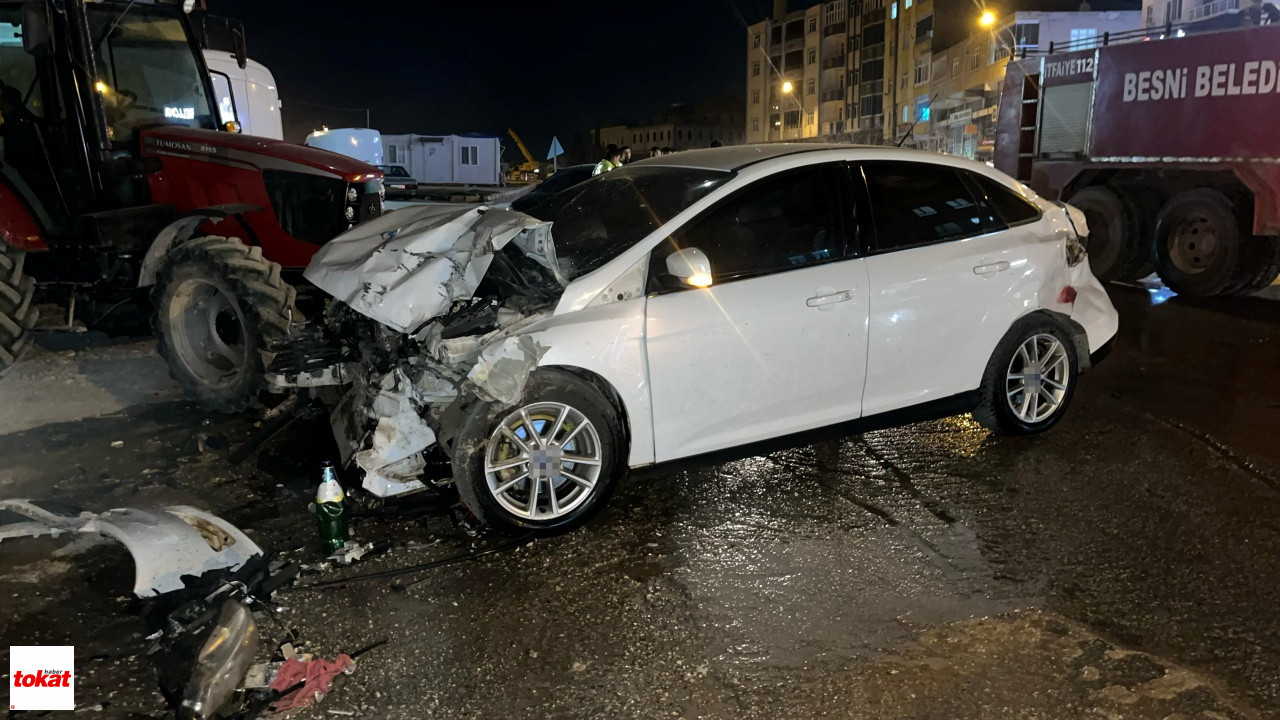 Kamyonet Ile Otomobil Çarpıştı