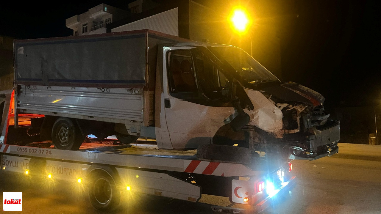 Kamyonet Ile Otomobil Çarpıştı2