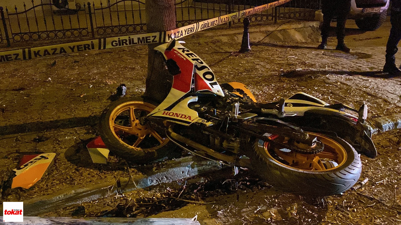 Kontrolden Çıkan Motosiklet Ağaca Çarptı1