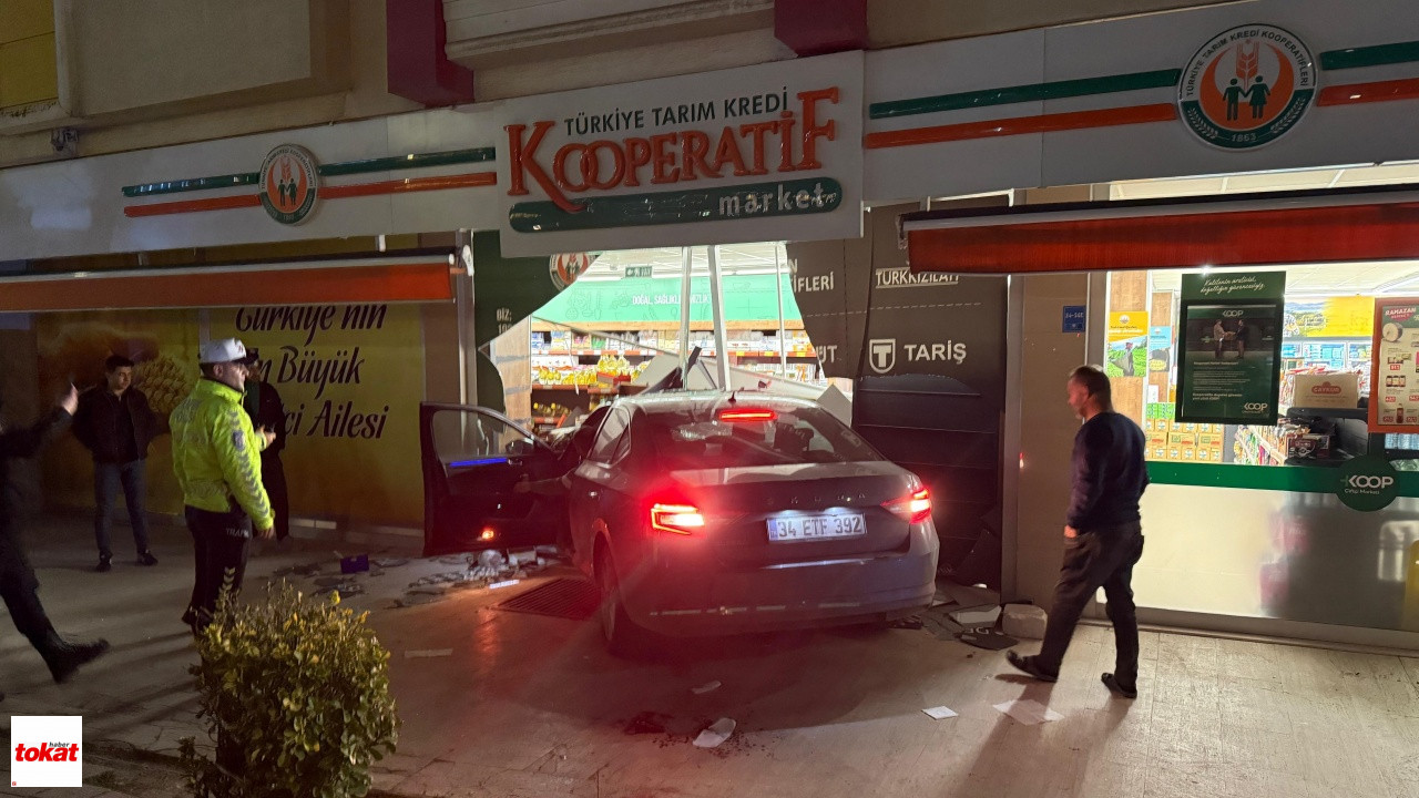 Kontrolden Çıkan Otomobil 3 Kişiye Çarpıp Markete Daldı O Anlar Kamerada