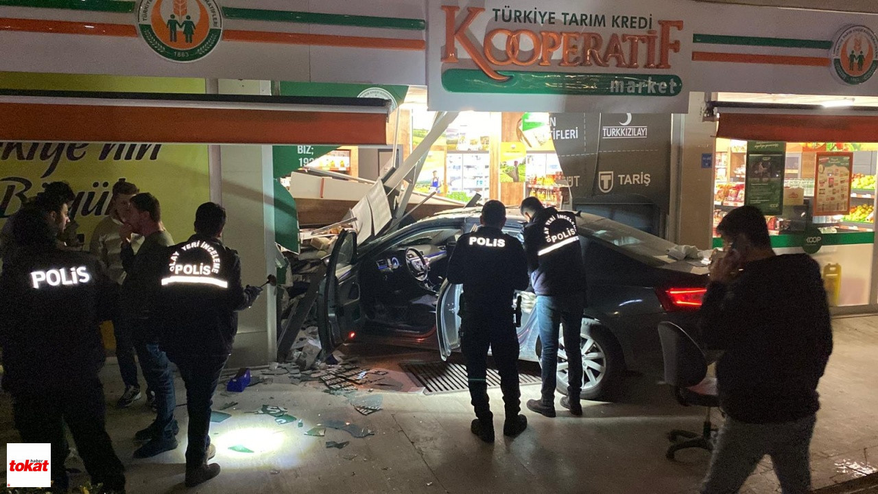 Kontrolden Çıkan Otomobil 3 Kişiye Çarpıp Markete Daldı O Anlar Kamerada1