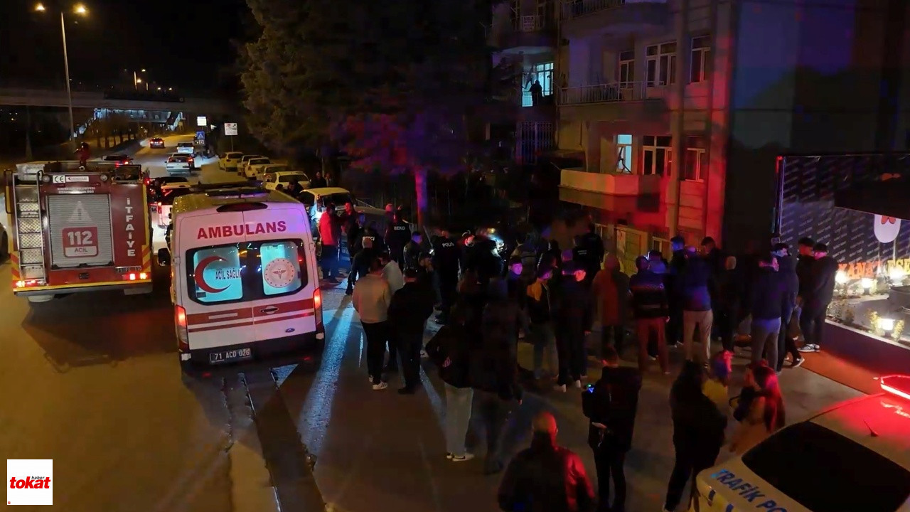 Otomobil Apartman Duvarını Yıkarak Devrildi1