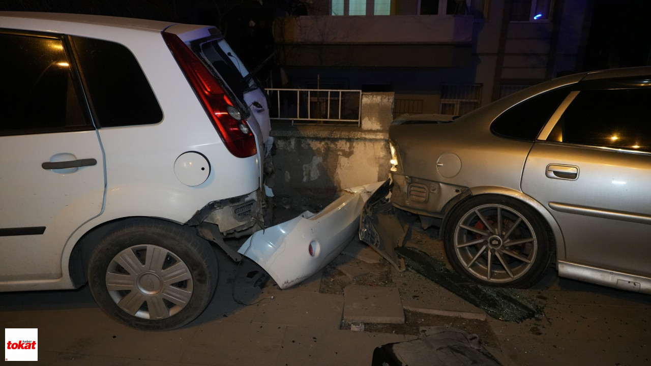Otomobil Apartman Duvarını Yıkarak Devrildi7