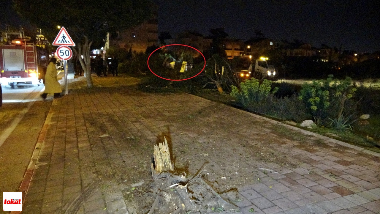 Otomobil Kaldırıma Çarpıp Bahçeye Uçtu, Polis Memuru Sürücü Ağır Yaralandı