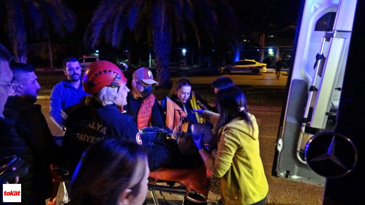 Otomobil Kaldırıma Çarpıp Bahçeye Uçtu, Polis Memuru Sürücü Ağır Yaralandı1