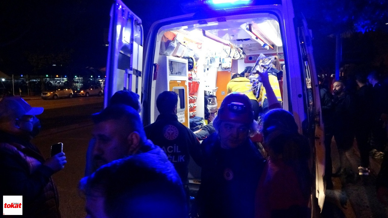 Otomobil Kaldırıma Çarpıp Bahçeye Uçtu, Polis Memuru Sürücü Ağır Yaralandı2