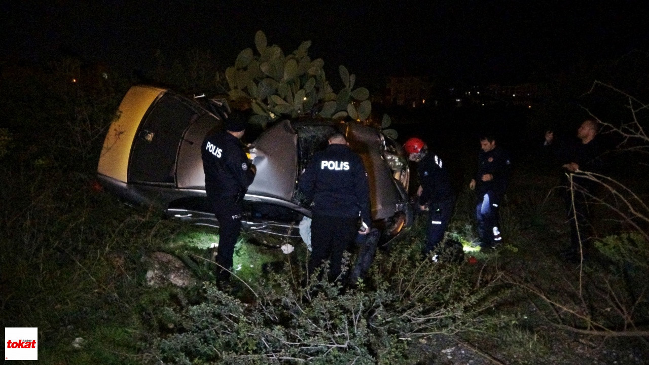 Otomobil Kaldırıma Çarpıp Bahçeye Uçtu, Polis Memuru Sürücü Ağır Yaralandı3