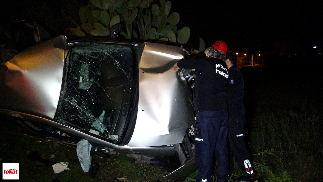 Otomobil Kaldırıma Çarpıp Bahçeye Uçtu, Polis Memuru Sürücü Ağır Yaralandı4
