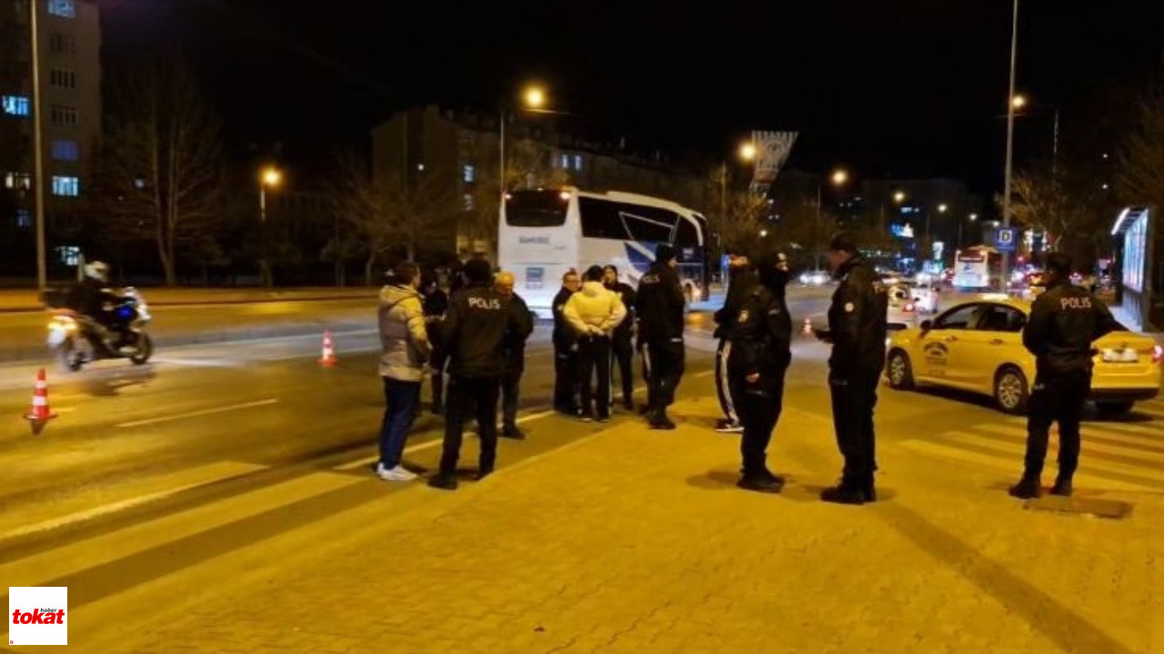 Otomobilden Rastgele Ateş Edildi, Kaldırımda Yürüyen Genç Yaralandı1