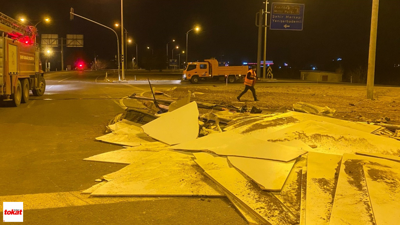 Refüje Devrilen Tırın Sürücüsü Ağır Yaralandı1