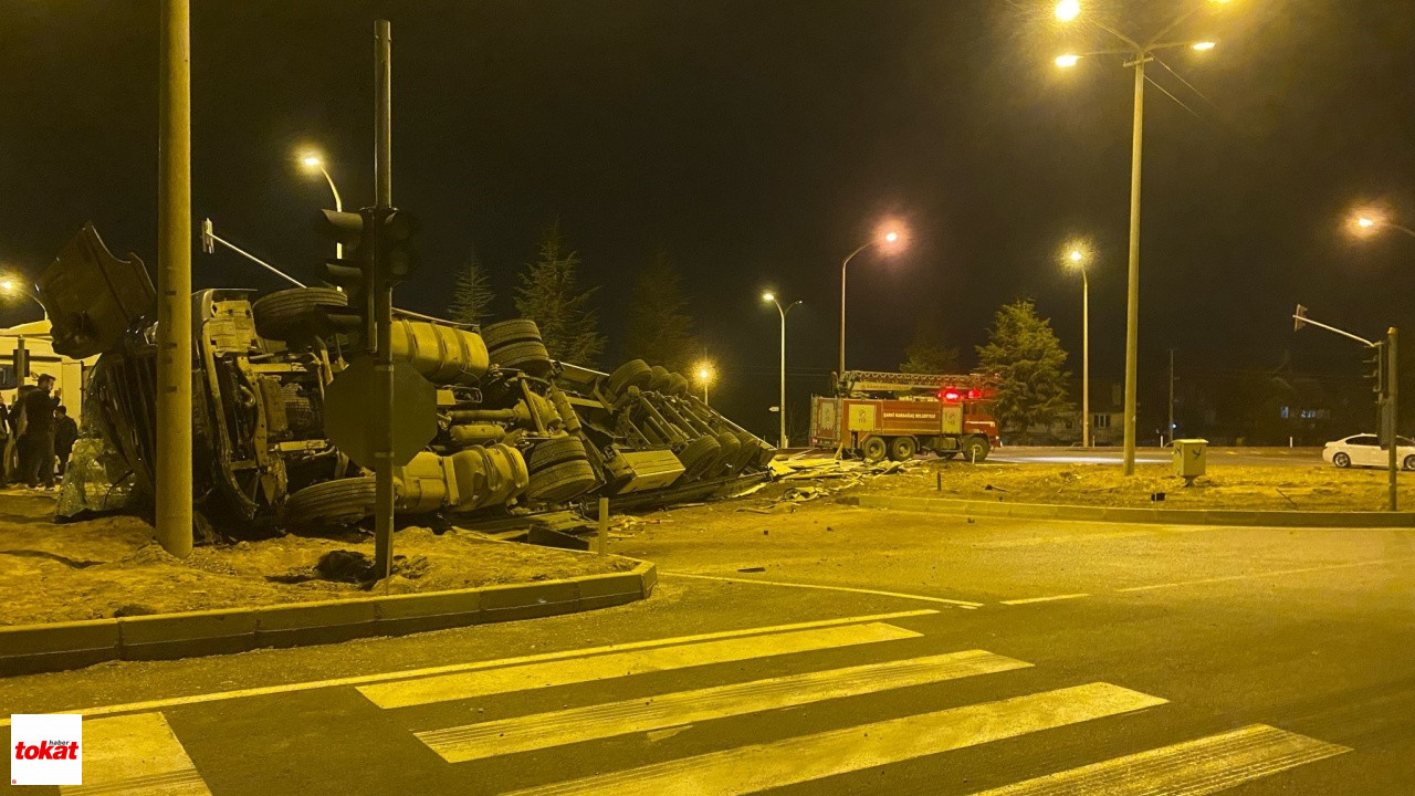 Refüje Devrilen Tırın Sürücüsü Ağır Yaralandı2