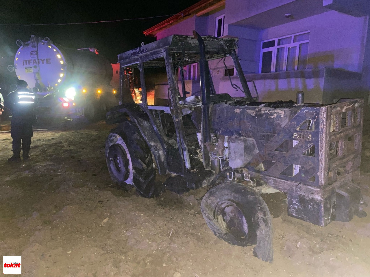 Tokat’taki Yangında Samanlık Ve Traktör Küle Döndü3