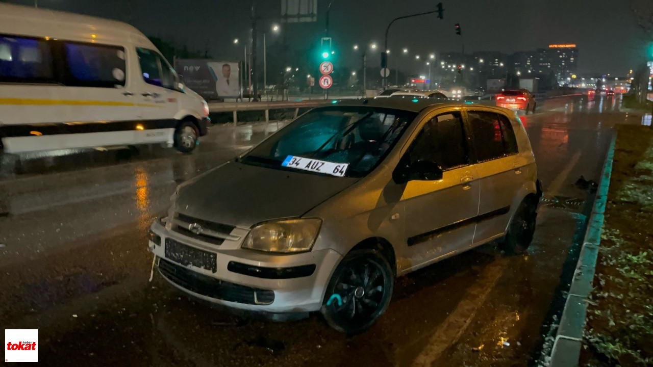 Yağış Sebebiyle Kayan Otomobil, Trafik Işıklarında Bekleyen Araca Çarptı 5 Yaralı