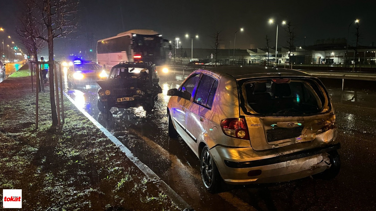 Yağış Sebebiyle Kayan Otomobil, Trafik Işıklarında Bekleyen Araca Çarptı 5 Yaralı2