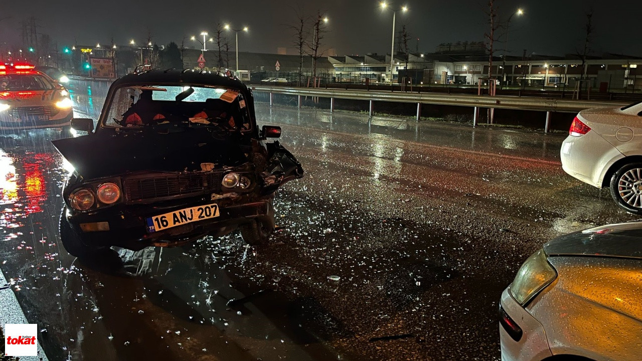 Yağış Sebebiyle Kayan Otomobil, Trafik Işıklarında Bekleyen Araca Çarptı 5 Yaralı3