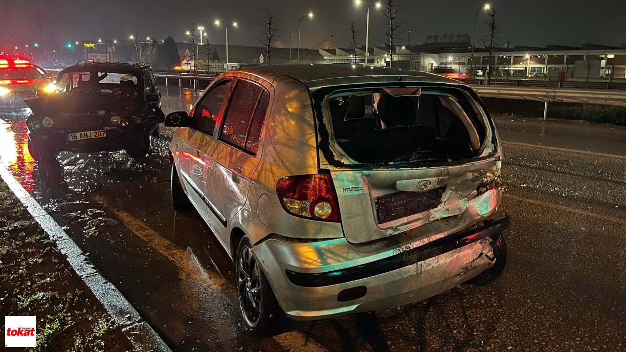 Yağış Sebebiyle Kayan Otomobil, Trafik Işıklarında Bekleyen Araca Çarptı 5 Yaralı4